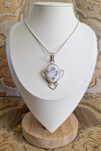 Krystallsmykke med opal
