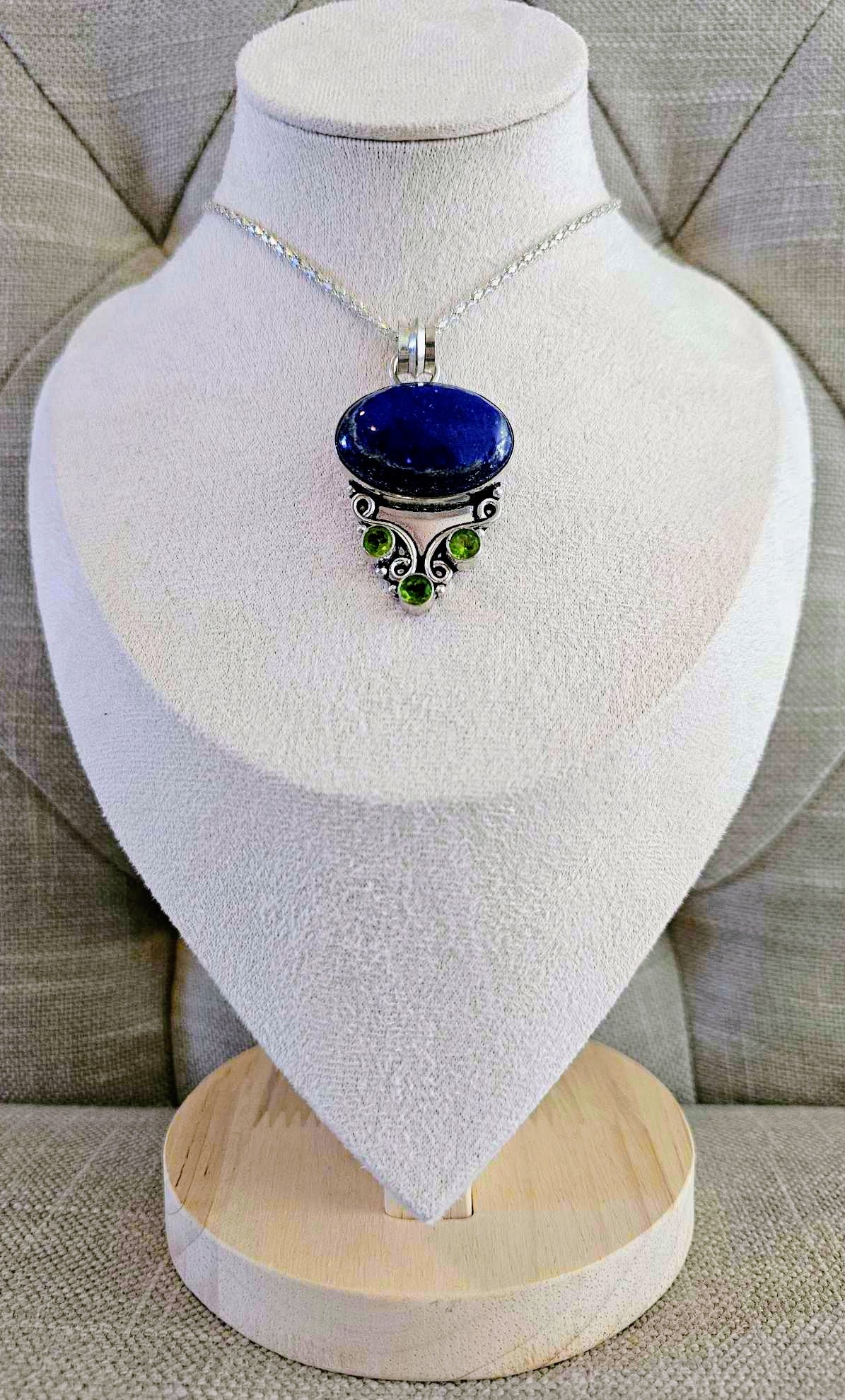 Krystallsmykke med lapis og peridot